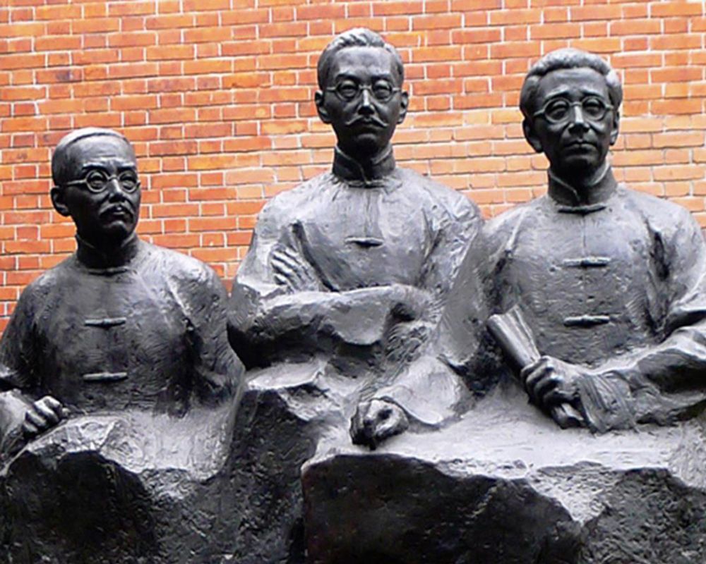 中國地質事業創始人章鴻釗 (1887-1951)、丁文江 (1887-1936)和翁文灝（1889-1971）座雕像安置於南京地質礦產陳列館東側。