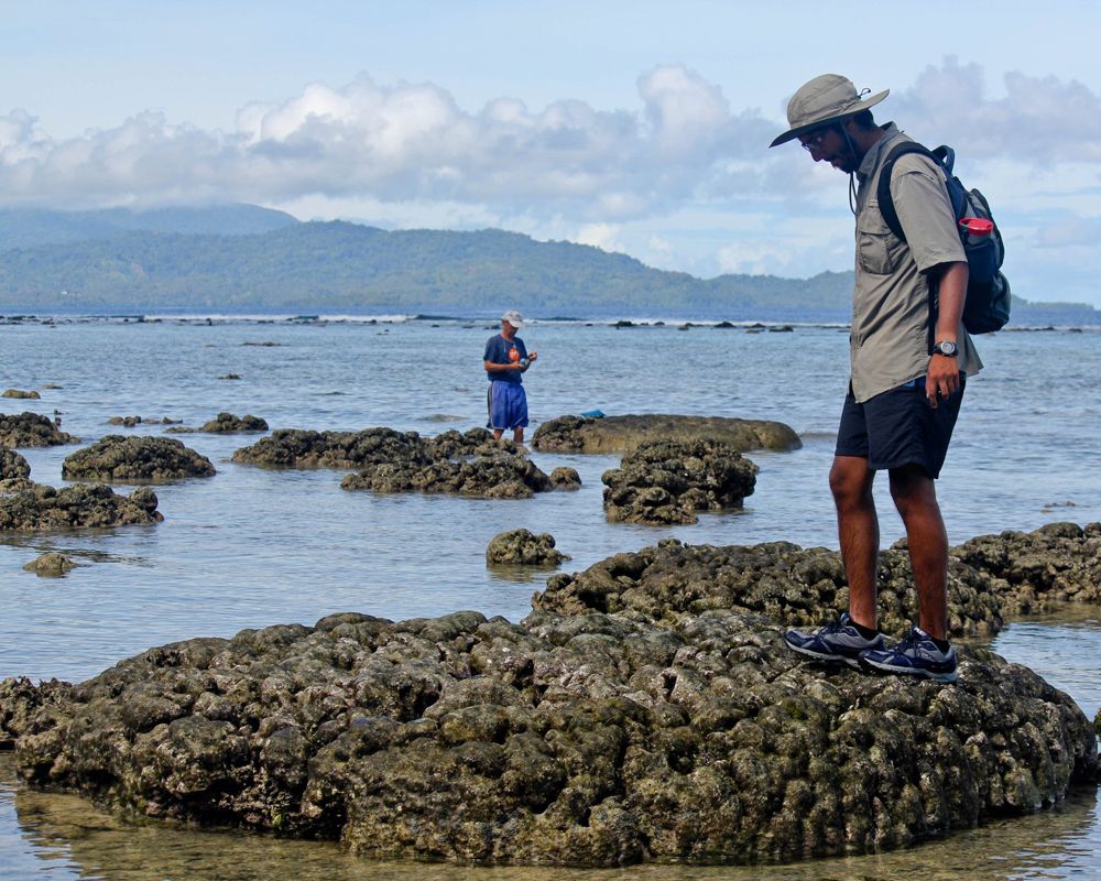 第一作者德州大學奧斯汀分校博士班學生Kau Thirumalai與佛烈德泰勒教授勘查雷諾加島上的小環礁珊瑚。