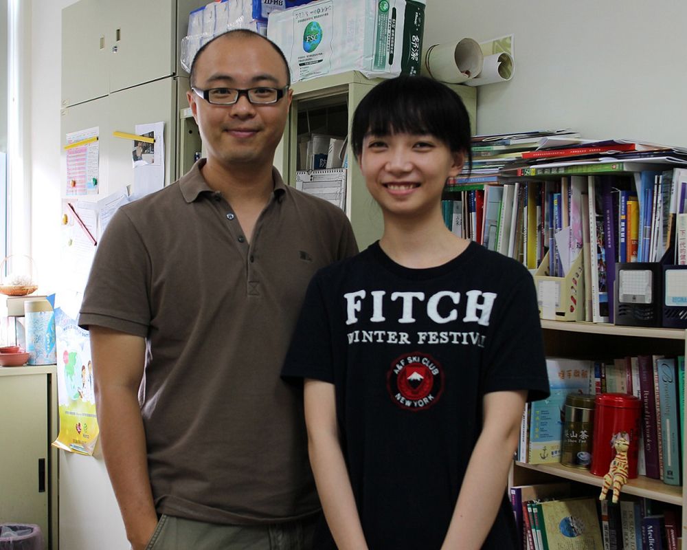 李夢倩(右)與國家衛生研究院博士後研究員姜杰合影。