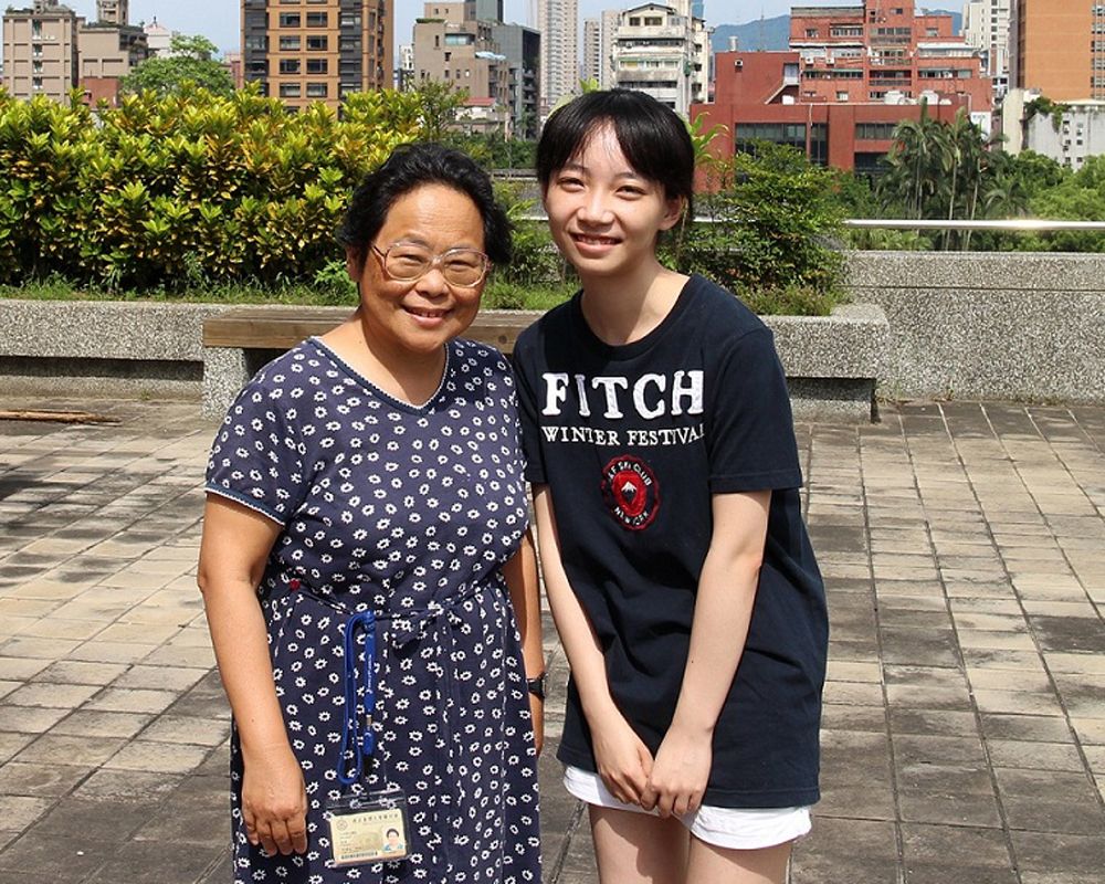 UNMC李夢倩碩士生(右)與公衛學院季瑋珠教授合影。