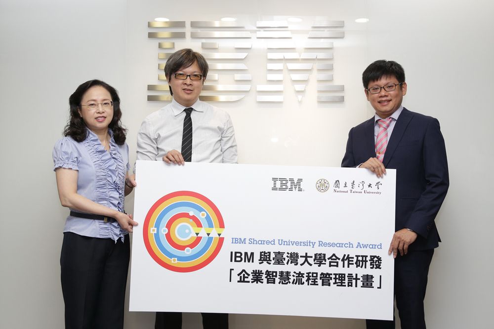 IBM 與臺大合作研發企業智慧流程管理計畫，計畫主持人臺大資訊工程系林守德教授(右)與 IBM 大中華軟體研發中心副總經理蔡瑞芬團隊合影。