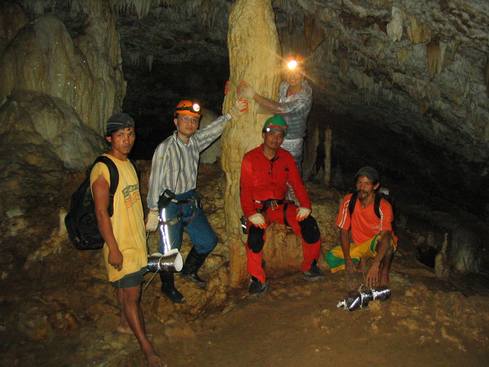 沈川洲教授在菲律賓洞穴從事研究工作。
