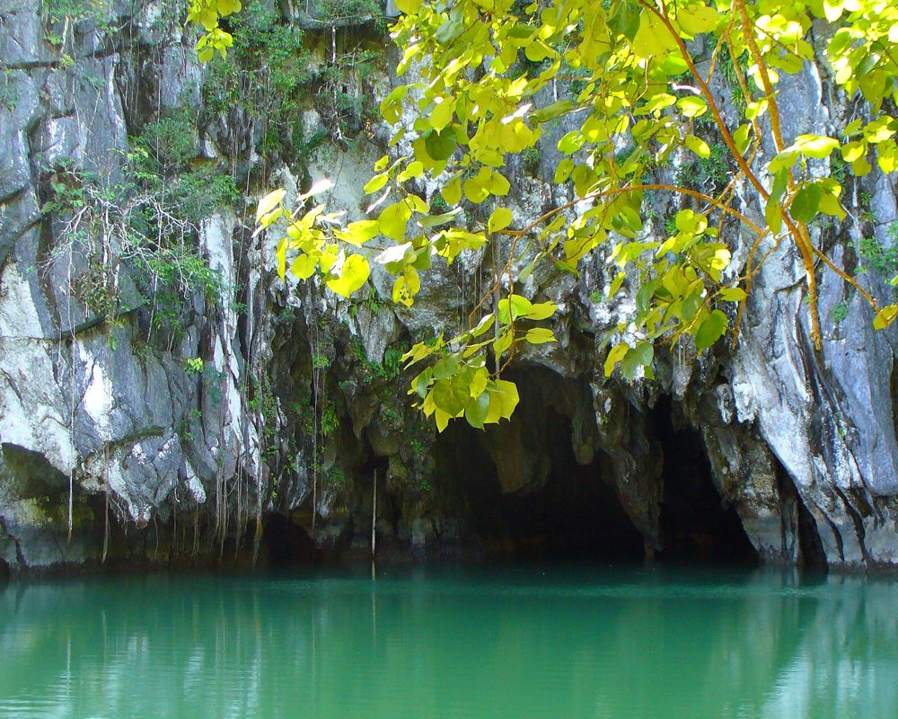 菲律賓巴拉望石灰岩地下河洞穴入口。