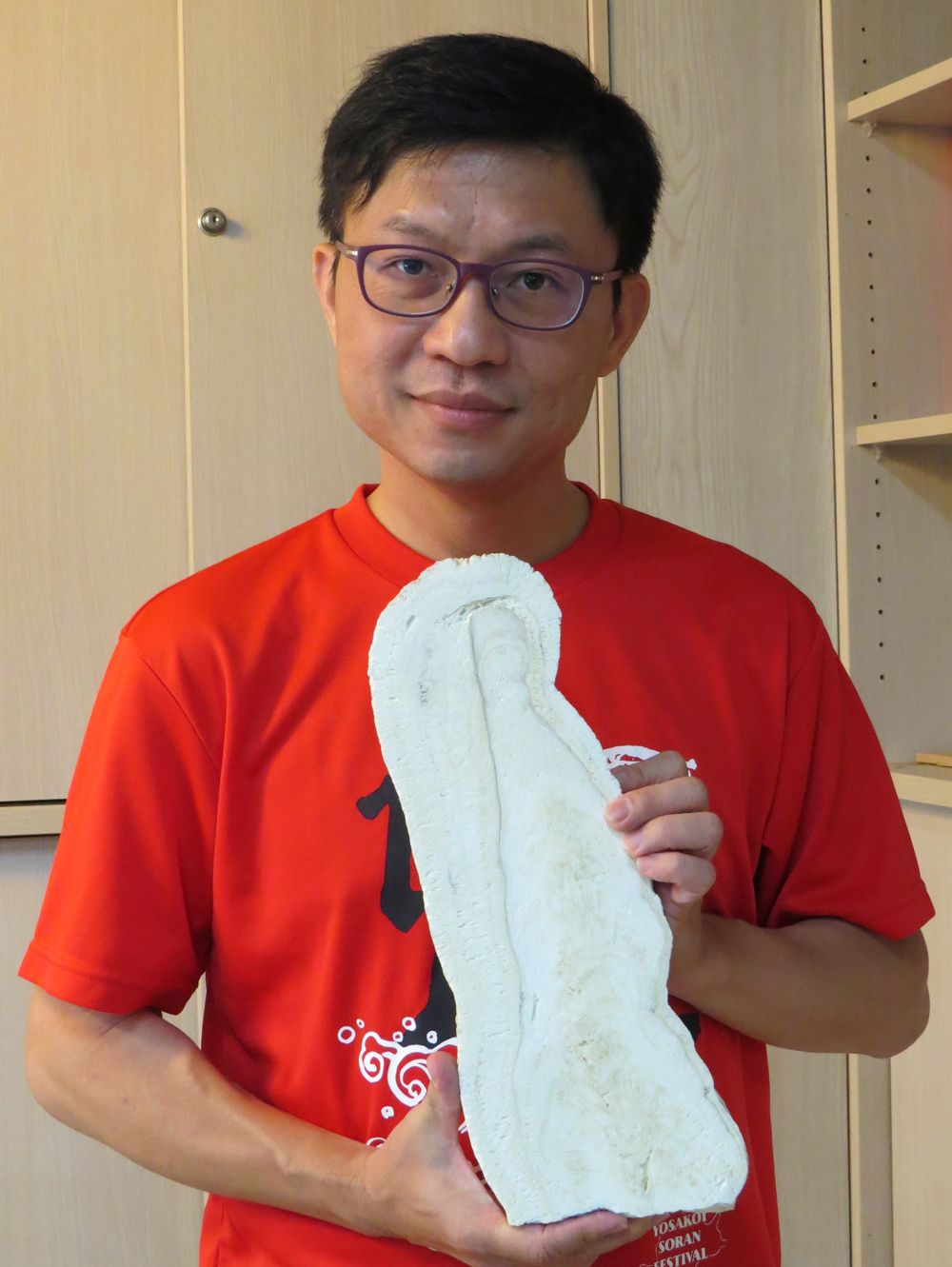 沈川洲教授手持石筍標本。