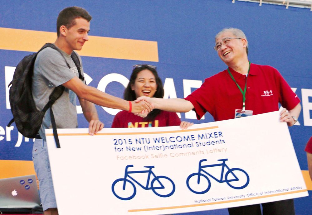 楊泮池校長將腳踏車大獎頒給臉書打卡抽獎活動的得獎者。