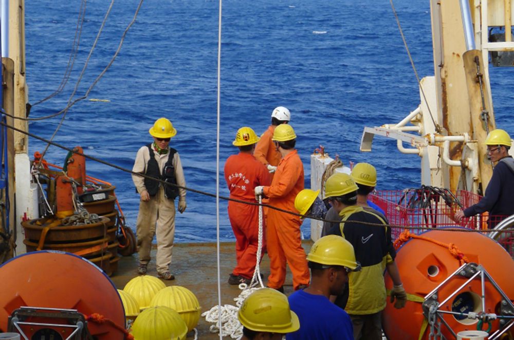 黑潮探測計畫以本校「海研一號」研究船在花蓮外海佈放都卜勒海流儀。