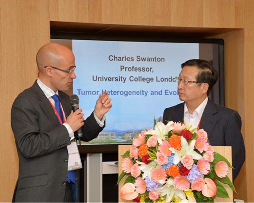 Professor Swanton與臺大癌醫院長鄭安理在論壇中進行意見交流。