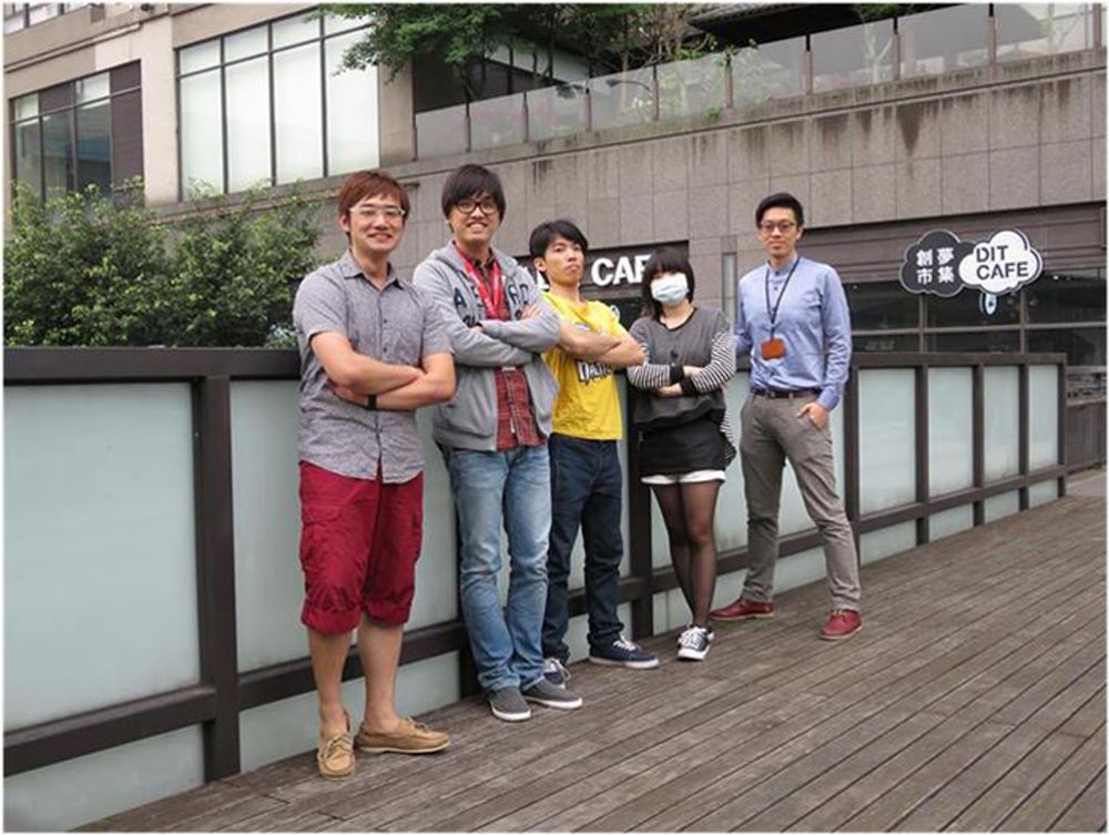 工管系四年級學生陳泰瑋(圖中黃T恤者)於去年底成立「接力棒遊戲創意工作室」