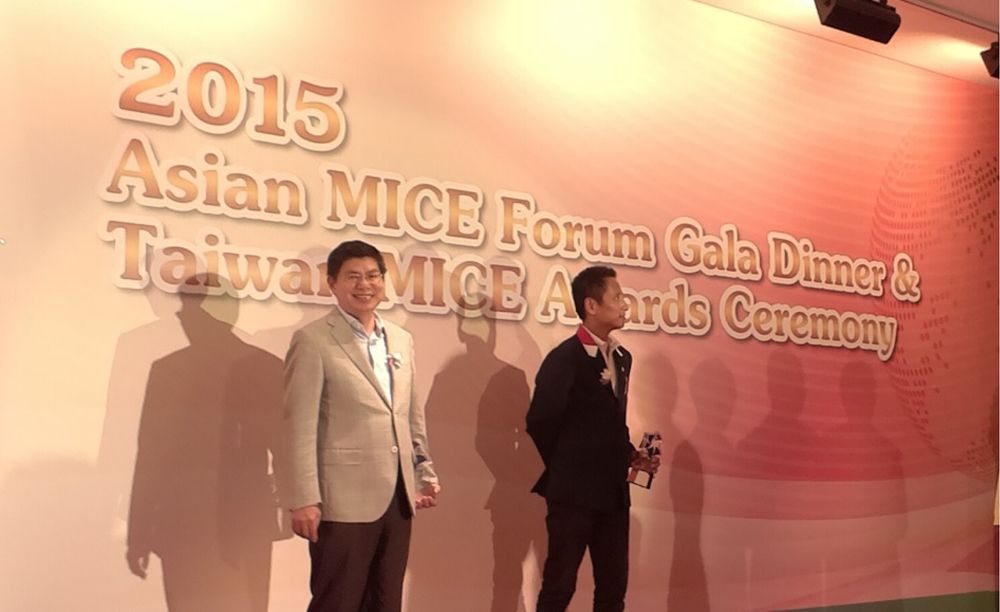 公衛學院詹副院長（左）於「2015年臺灣會展獎頒獎典禮」獲頒會議乙類比賽「銅質獎」獎盃。