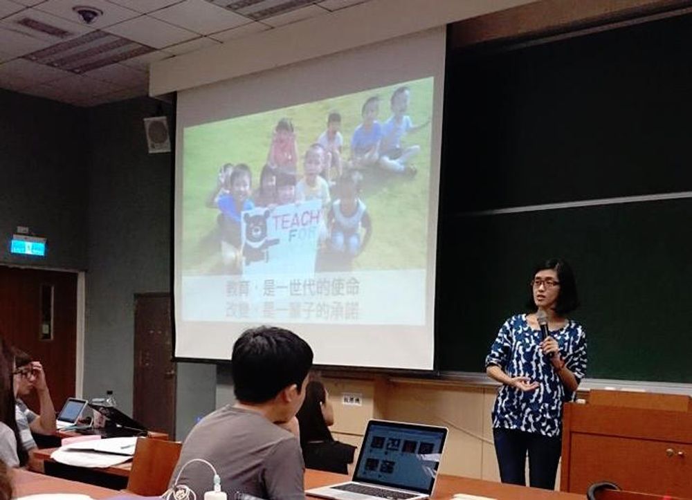 「為臺灣而教」創辦人劉安婷對臺大簡報課同學宣講為偏鄉教育努力的理念。
