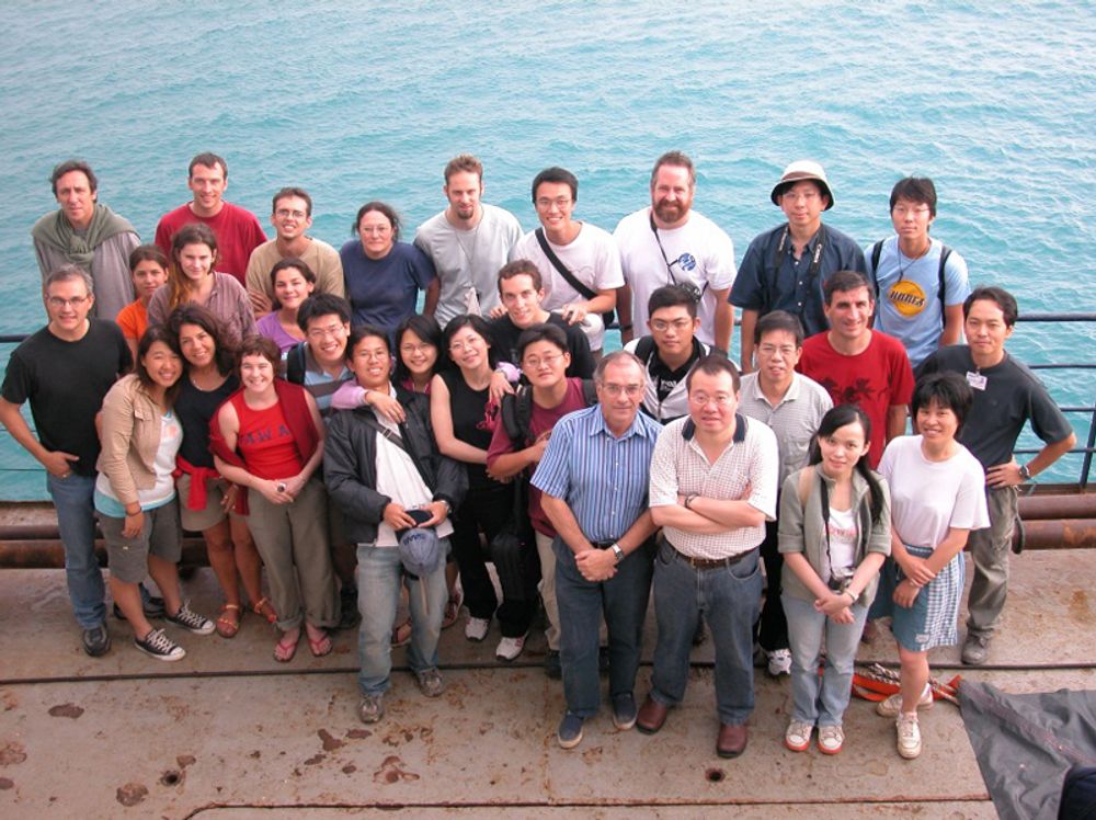 研究船「瑪麗安．杜帆妮號」上的臺灣與其他國家的科學家 (蕭良堅攝)。