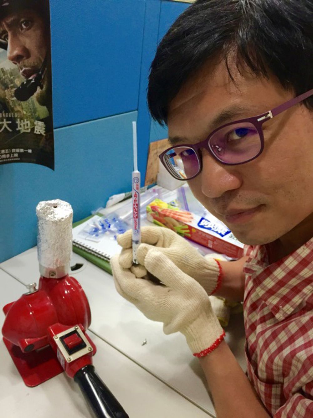 在臺大地質系研究室燒製實驗器具的沈川洲教授。