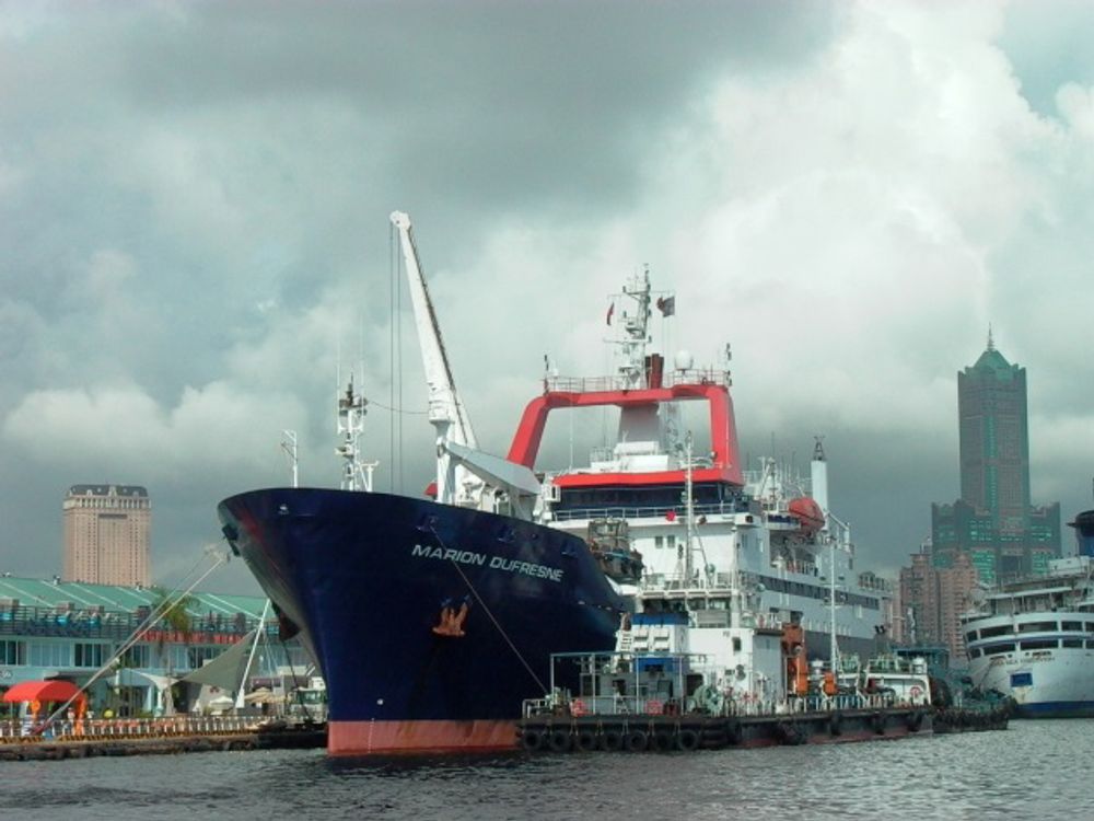 2005年6月停泊在高雄港的研究船「瑪麗安．杜帆妮號」。