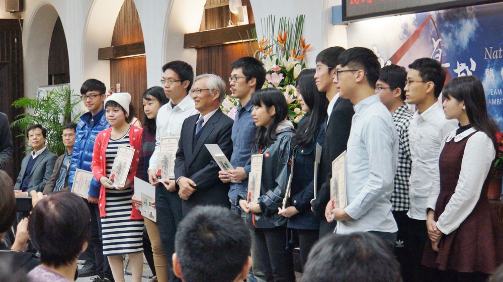 任江履昇女士清寒獎學金委員會王明純執行長與受獎同學合影。