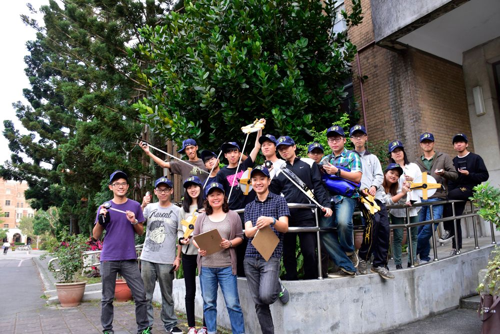 森林系師生參與「臺大校園樹木認養」計畫。