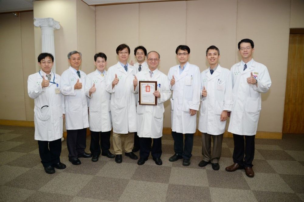 醫學院內科特聘教授吳明賢(圖中)領導的消化道癌症研究團隊。