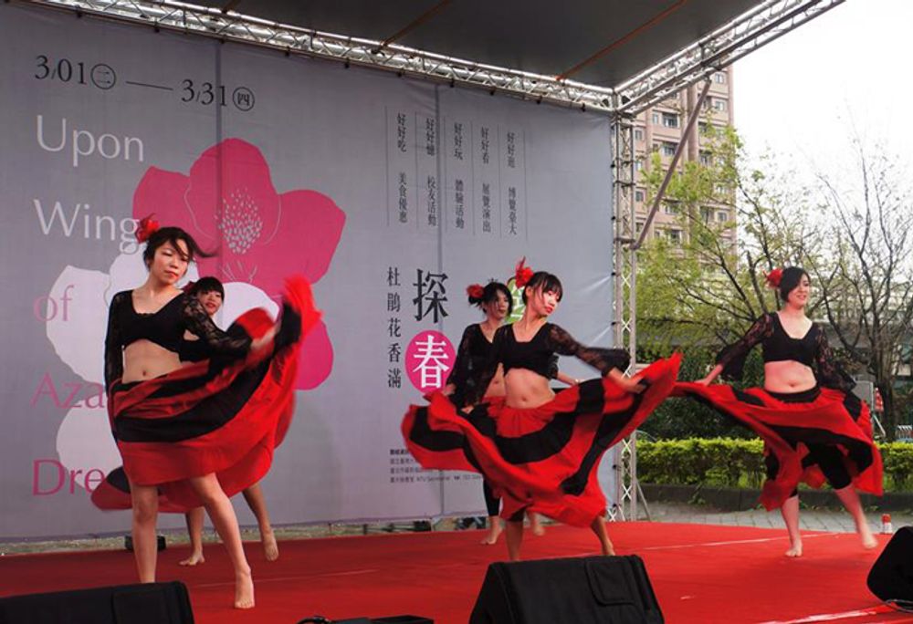 臺大肚皮舞社美麗動人的舞姿為2016杜鵑花節揭開序幕。