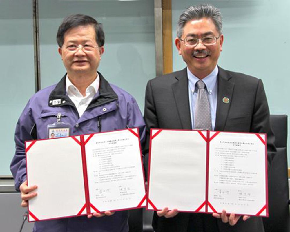 圖1:臺北市衛生局黃世傑局長與臺大公衛學院陳為堅院長在簽約後合影。
