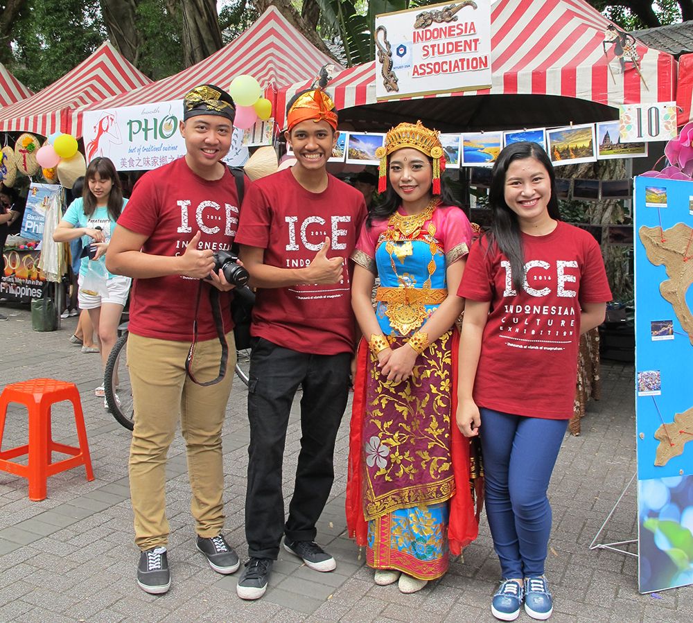 印尼國際學生著傳統服飾推廣印尼文化。