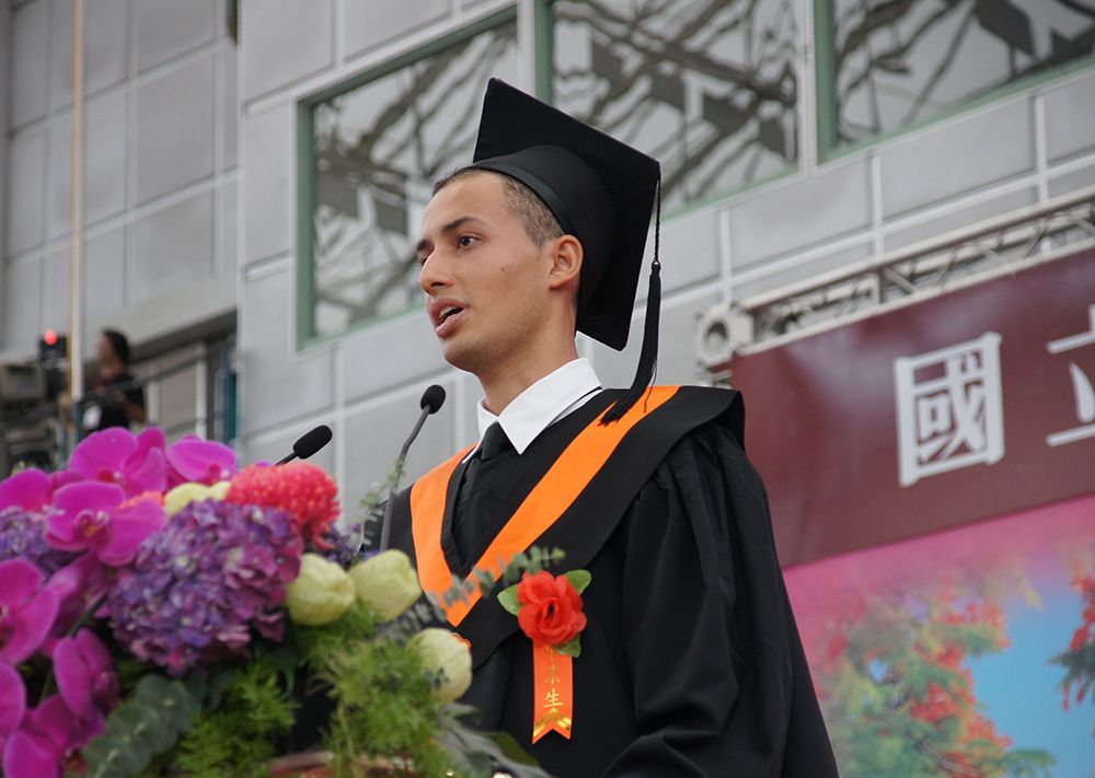 畢業生致詞代表土木工程學系4年級巴新平。