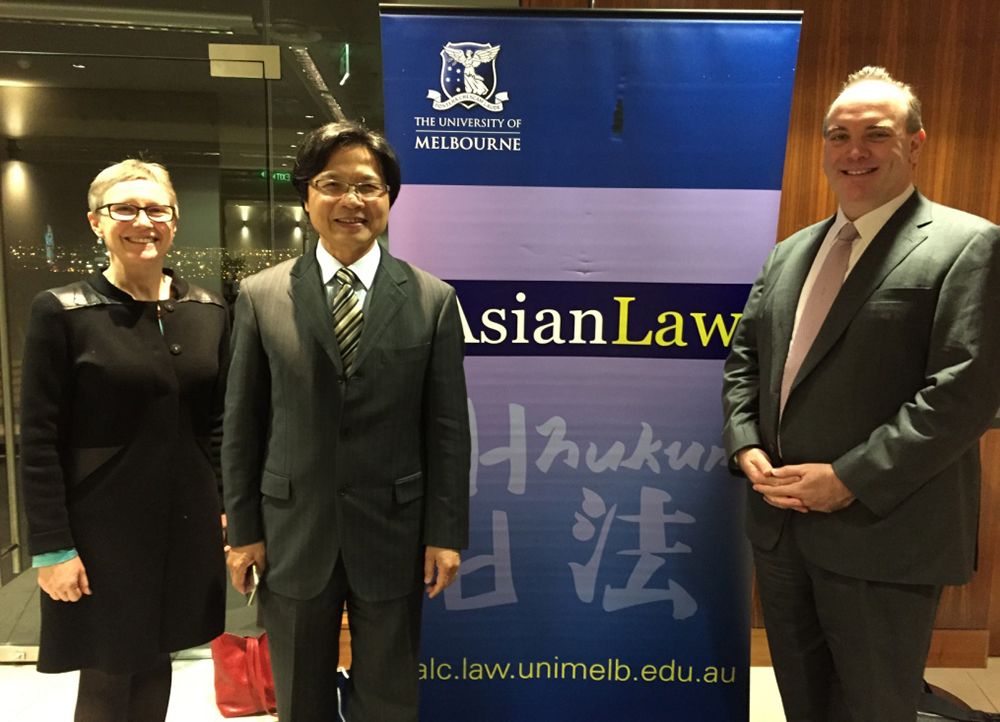 葉俊榮教授(中)於澳洲墨爾本大學法學院發表新書