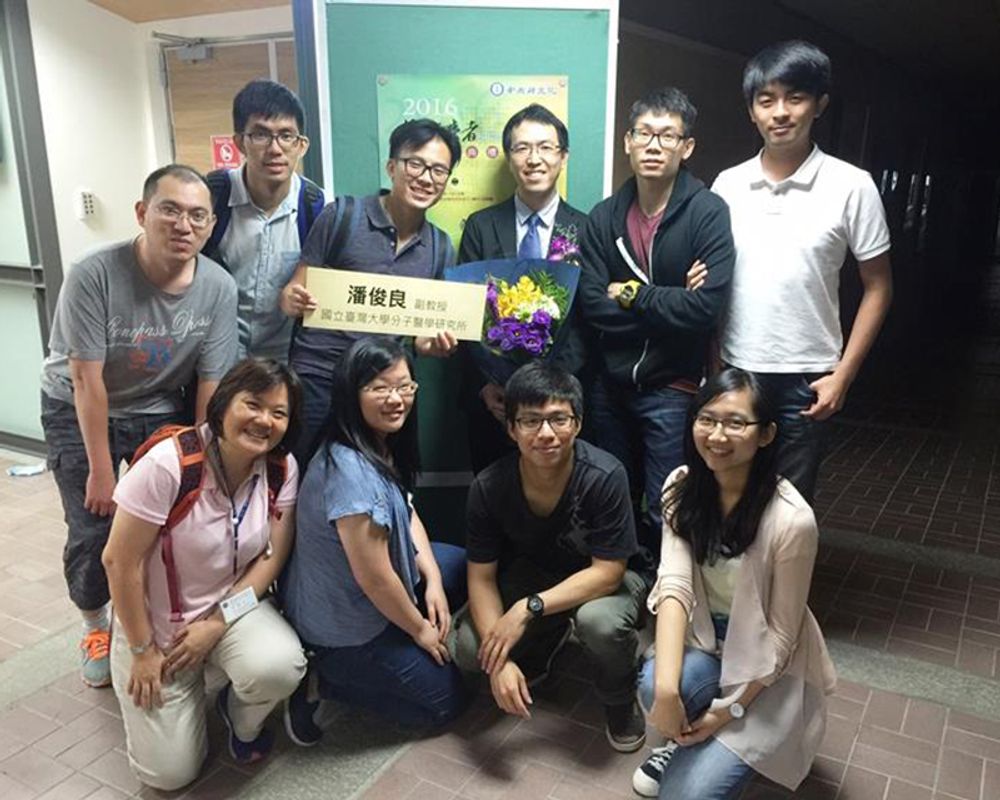 潘俊良副教授(後排右三)與部分實驗室成員在中研院頒獎會場外的合影。