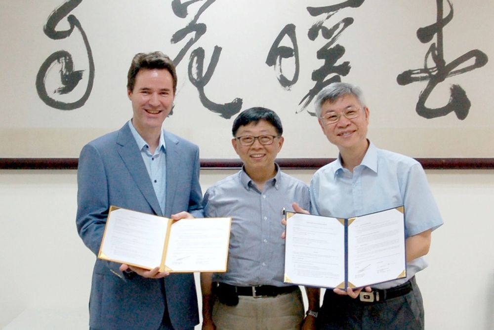 左起：imec臺灣區總經理Peter Lemmens、工學院顏家鈺院長、奈米機電系統研究中心胡文聰主任。