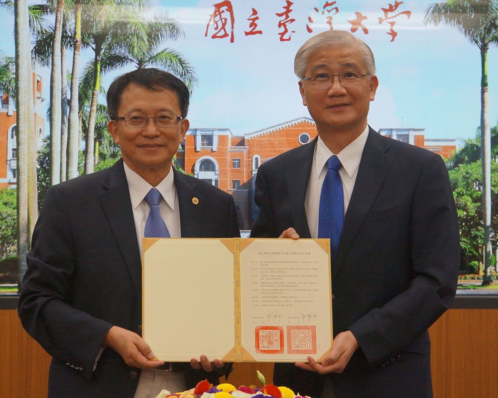 臺大楊泮池校長(右)與交大張懋中校長簽訂學術合作協議。