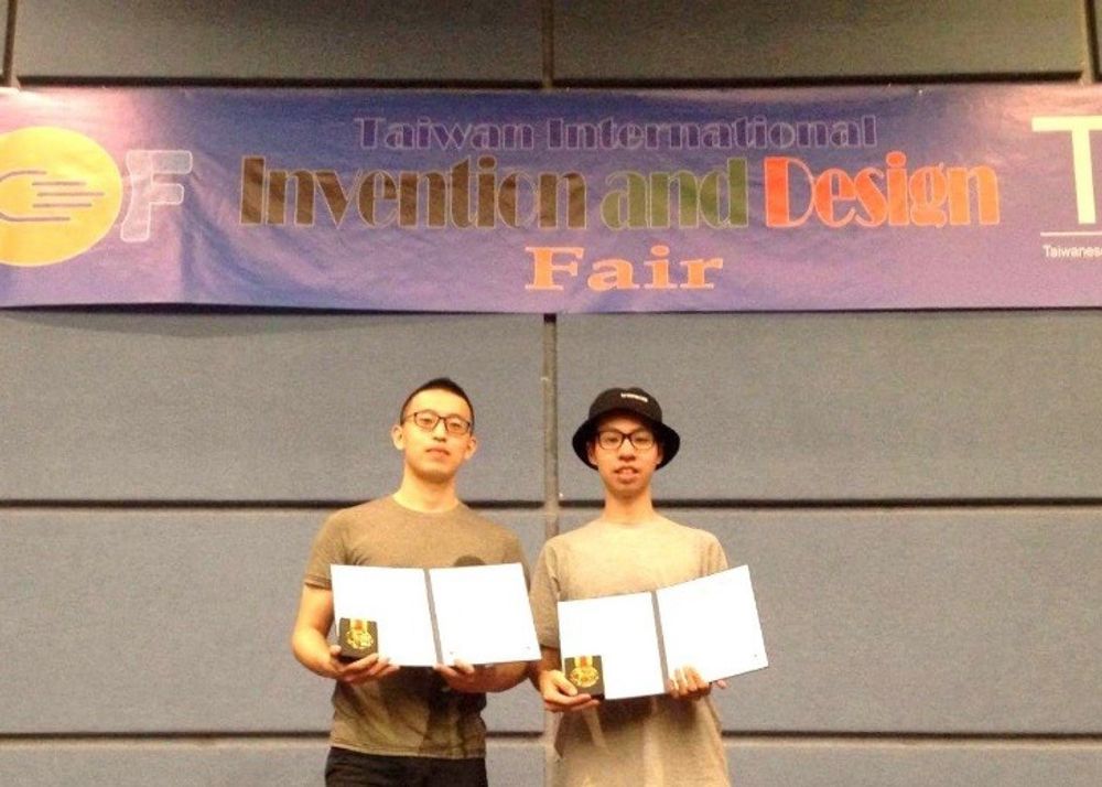 機械系同學孫捷(圖左)及許文典(圖右)榮獲2016臺灣國際創新暨設計競賽TIKI金牌獎。