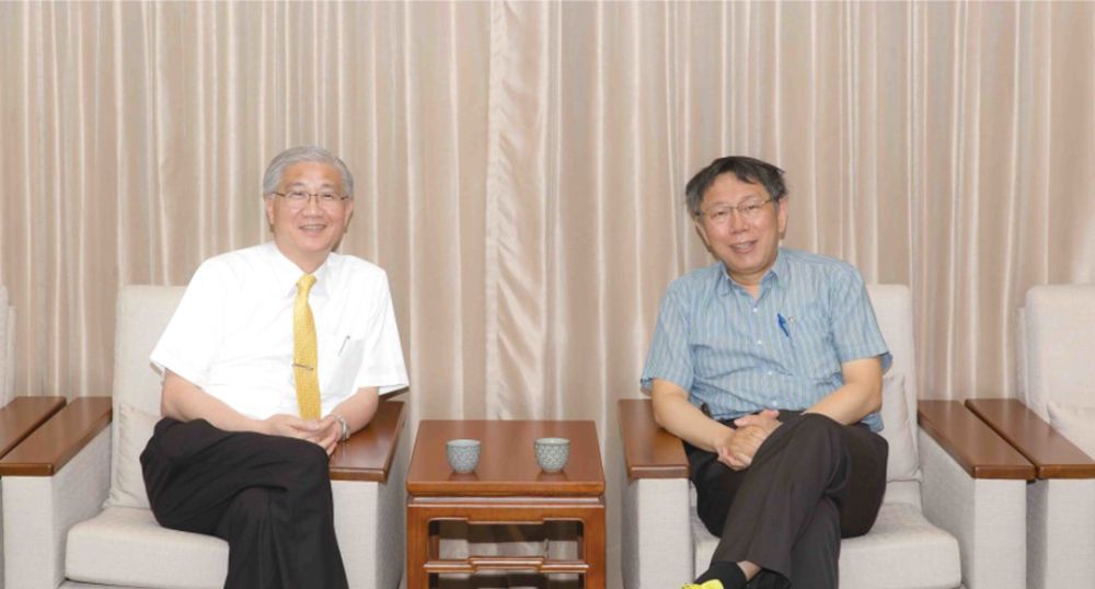 楊校長(左)邀請臺北市長柯文哲針對臺大的未來和臺北市的前景進行討論