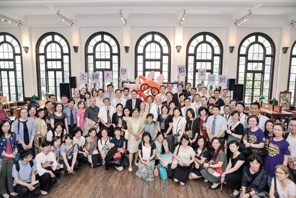 圖1:臺灣大學於去年發起「創校與前瞻~2016全國大學檔案聯展」活動，並邀集56所公私立大專院校積極參與後，籌辦近一年，8月5日正式揭幕。