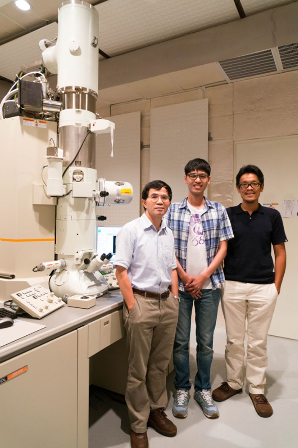 由左至右：物理系郭光宇教授、李培瑋博士生及凝態中心朱明文研究員。