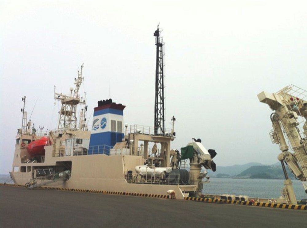 2014年停泊於港灣的學術研究船－新青丸號。