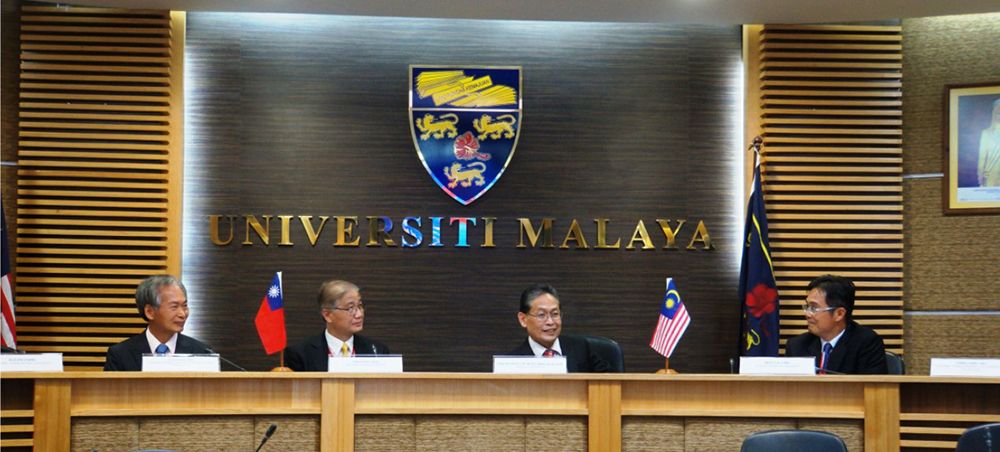 與馬來亞大學校長Mohd Amin Bin Jalaludin(右二)及各學院代表進行學術交流。