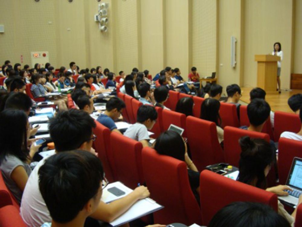 為了培養臺大學生正確的價值觀與國際觀，自103學年度第1學期起捐助社會科學院開設「頤賢講座--臺灣政經社問題與對策」課程。