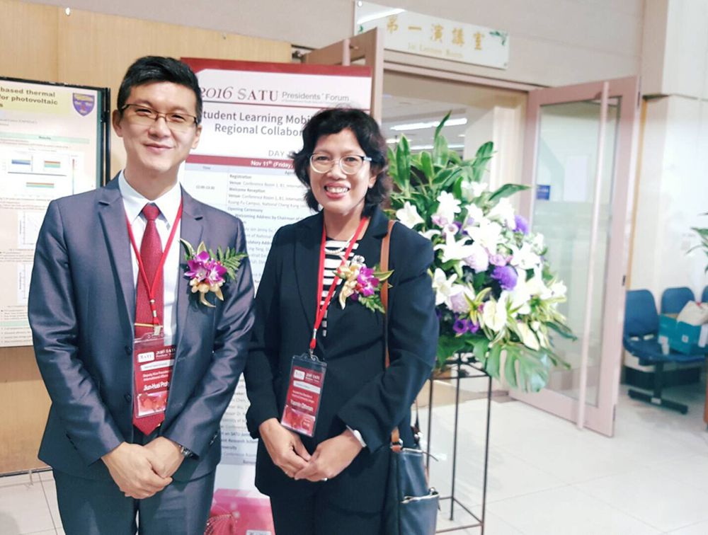吳俊輝副國際長與馬來亞大學研發長Rofina Yasmin Othman攝於成大SATU論壇。