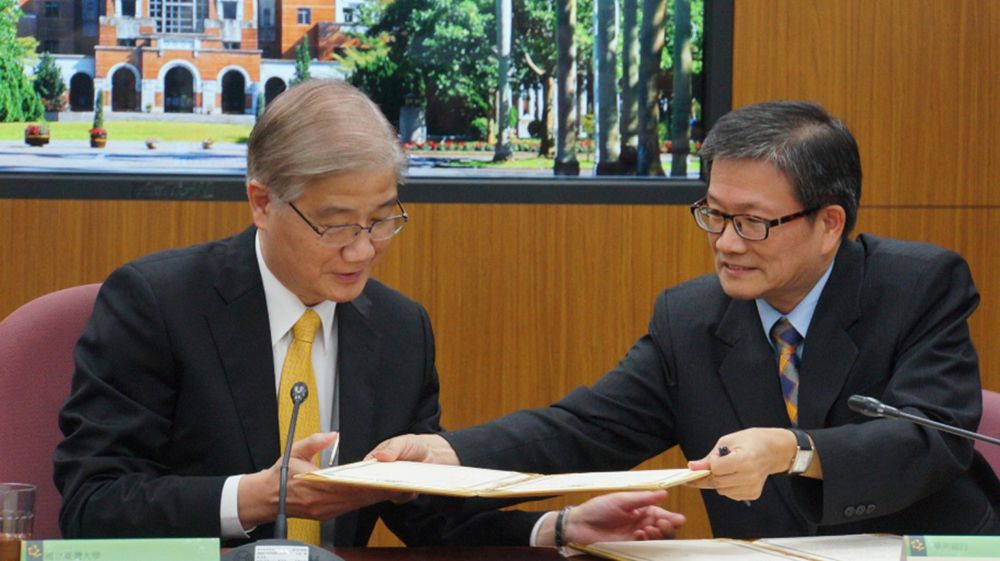 圖2:臺大校長楊泮池與華南銀行董事長吳當傑於11月10日公開簽署捐贈合約。