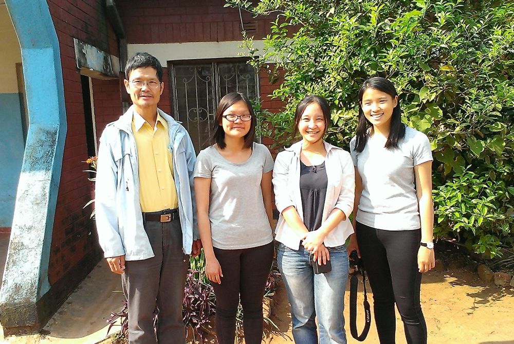 黃耀輝主任(左)、實習學生曾靖軒(左二)、洪梓萱(右)與LIN馬拉威辦公室李信宜主任(右二)合影。