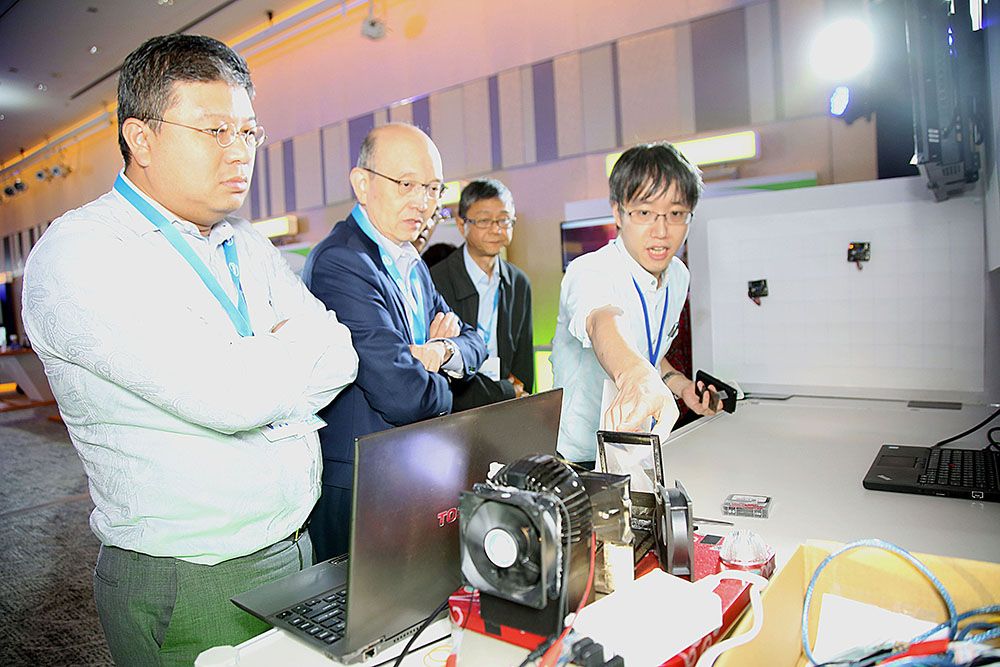 台達電子李實恭技術長參觀新一代光感掃描室內定位系統。