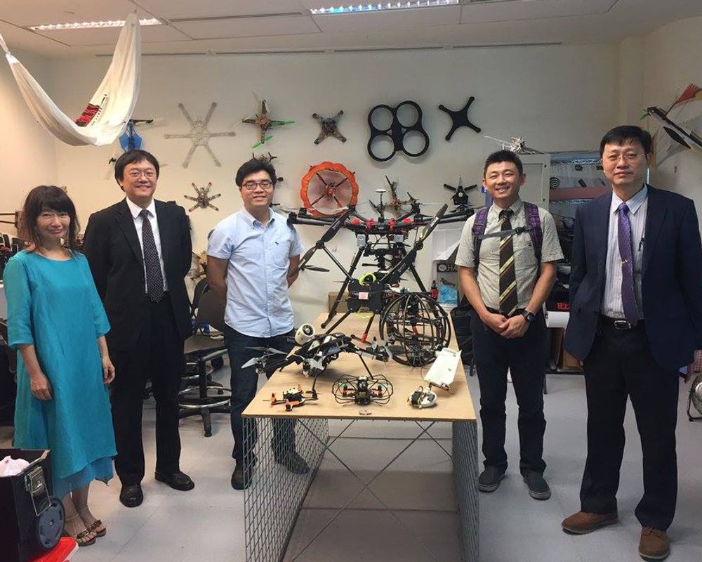 臺大團隊參觀產品設計主軸Prof.Foong Shaohui無人飛行器實驗室。