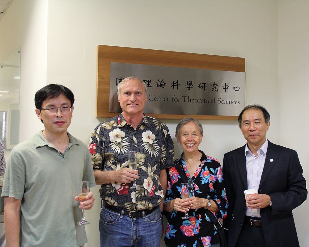 由左至右：臺大數學系/NCTS陳榮凱主任、Richard Schoen教授夫婦、理學院劉緒宗院長。