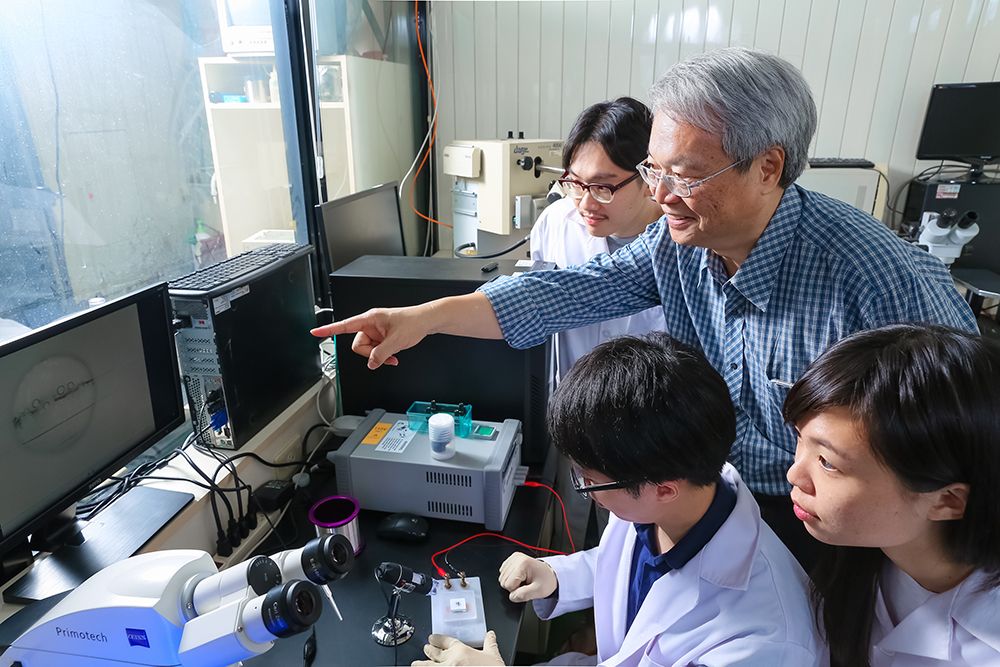 莊東漢教授指導學生進行銀合金銲線離子遷移抑制研究