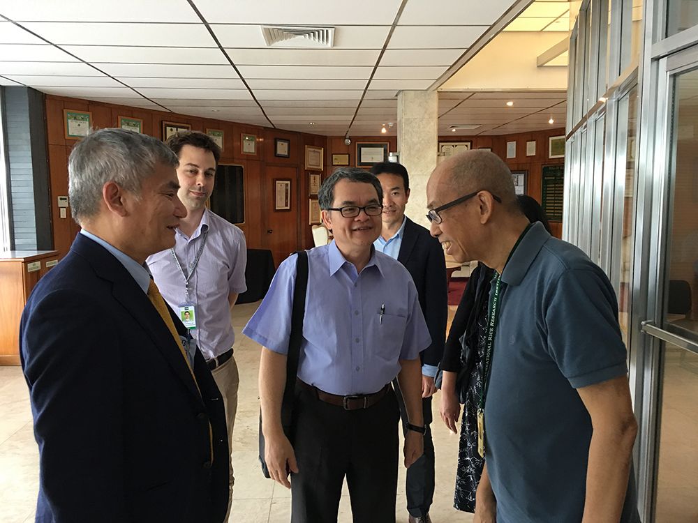 Principal Scientist Dr. Hei Leung （右一）歡迎參訪團一行，左二為Mr. Oliver Frith