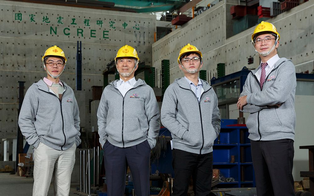 圖1:蔡克銓教授團隊鋼材韌性吸收地震能量，由左至右為王孔君、蔡克銓、吳安傑、莊明介。