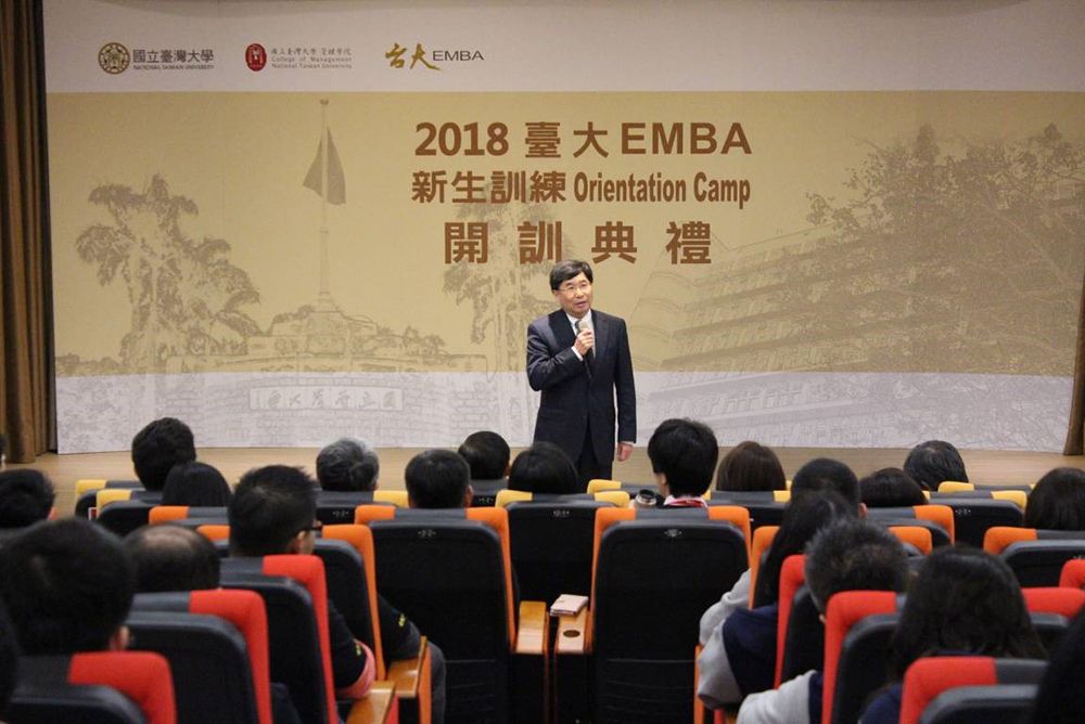臺大李書行副校長鼓勵EMBA新生好好使用學校資源，深入鑽研屬於自己的專業