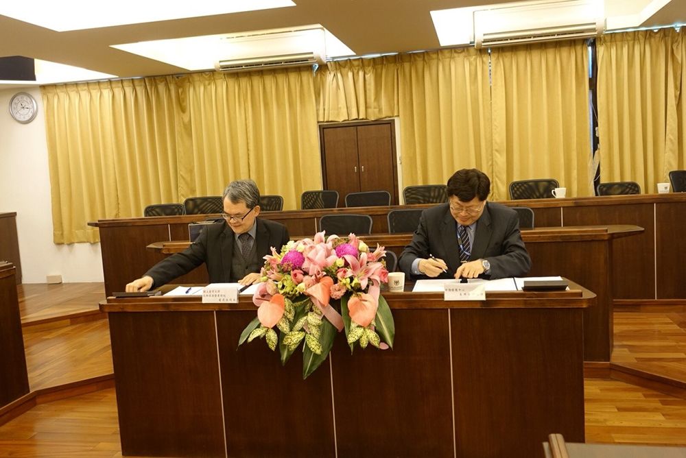 圖2:中衛發展中心朱興華總經理（右）與臺大生農學院盧虎生院長代表雙方簽署產學合作意向書
