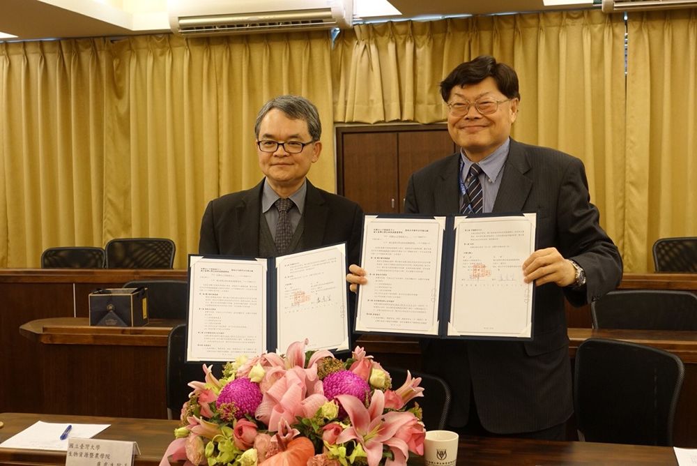 圖3:中衛發展中心朱興華總經理（右）與臺大生農學院盧虎生院長代表雙方簽署產學合作意向書
