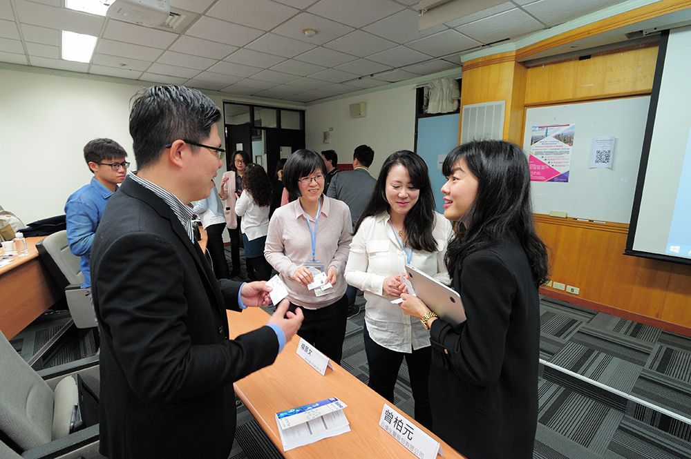 台灣生技業者座談會後與聽眾的交流，反應熱烈。