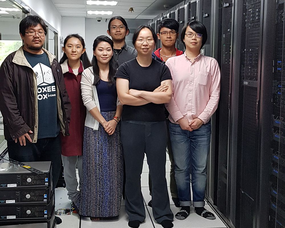 由台大曾宇鳳教授（右三）帶領的 Virtual Man 團隊，從實驗室出發，致力以 AI 技術開發藥物預測模型。
