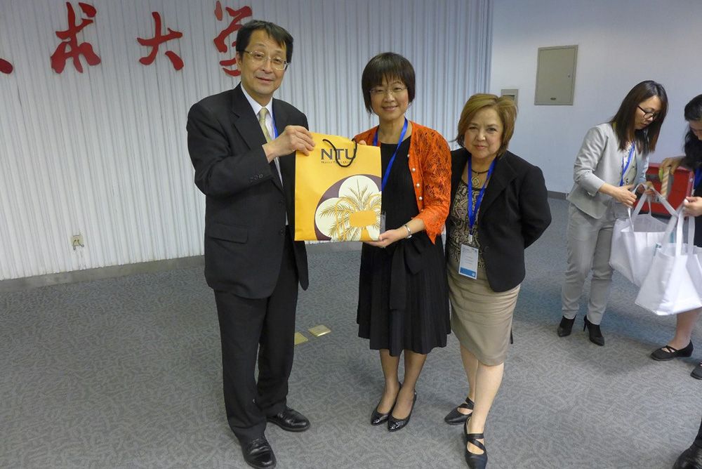 張淑英國際長致贈SoNTU禮品予現今擔任主席之筑波大學校長 Yosuke Nagata